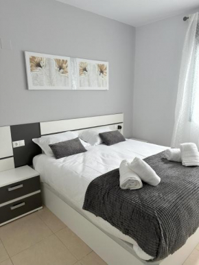 Luxurious, Newly-Renovated Large 2-Bedroom Condo by the Beach